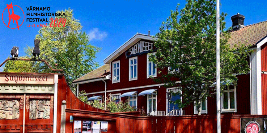 Sagomuseet i Ljungby, en röd träbyggnad med vita knutar.