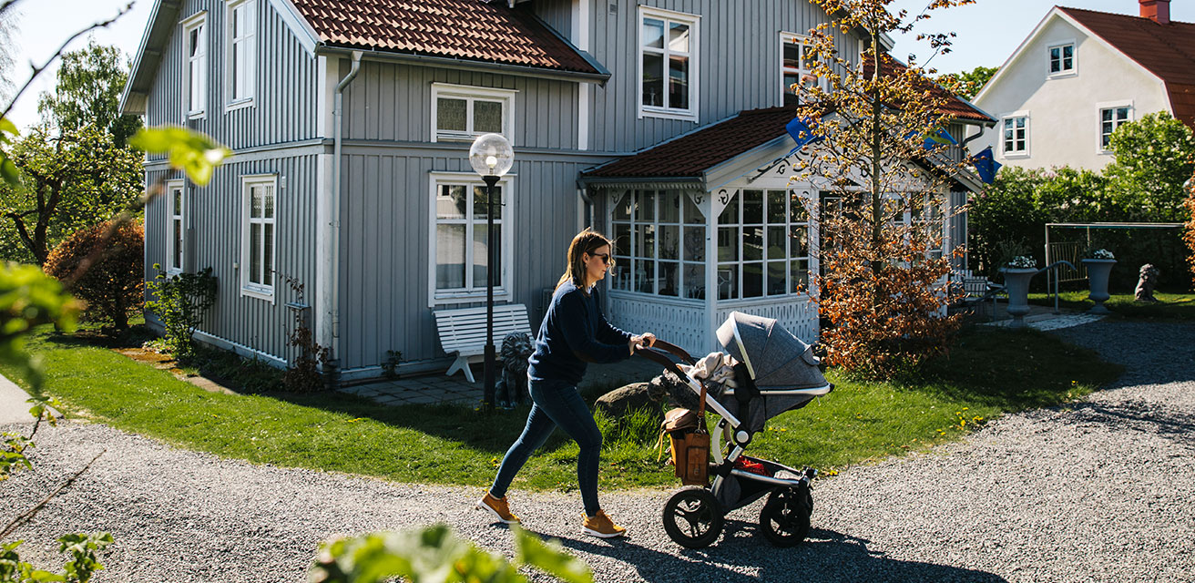 Längdskidspår kantat av tända facklor, i Store Mosse nationalpark