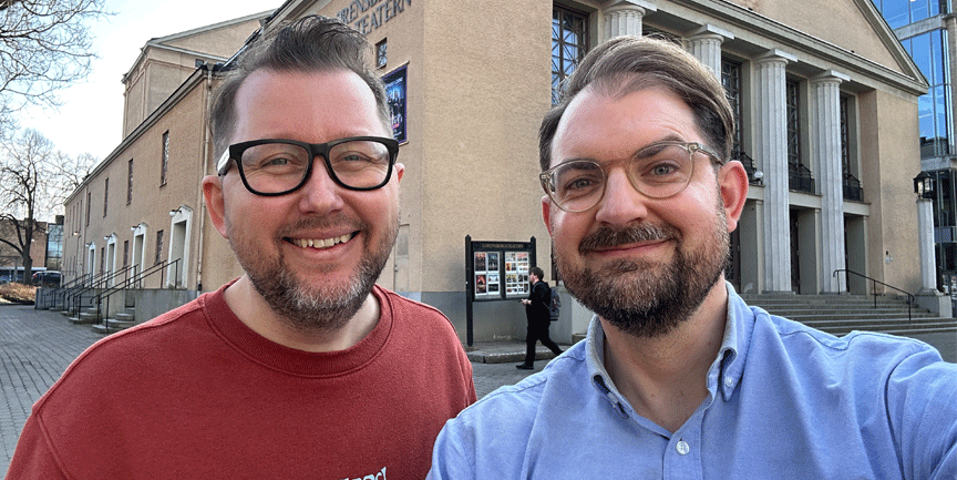 Thomas Johnsson och Tomas Eriksson, två män med brunt hår, skägg och glasögon som står framför Lorensbergsteatern.