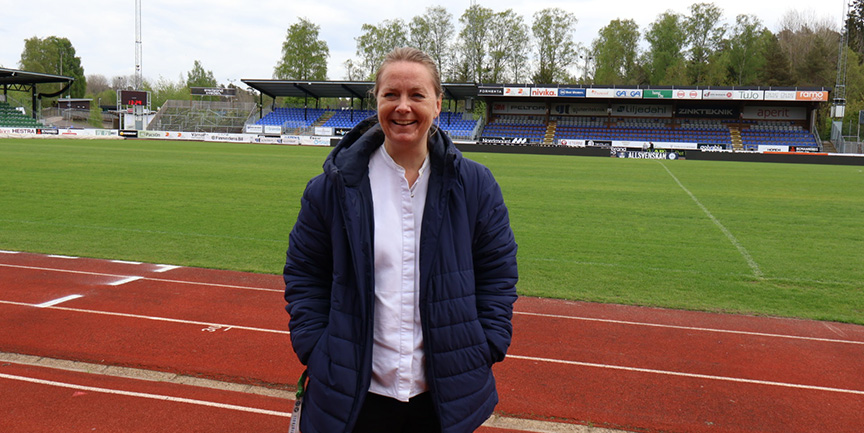 Lisa Lidén står framför fotbollsplanen på Finnvedsvallen.