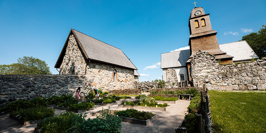 Nydala klosterkyrka och Nydala klosterträdgård.