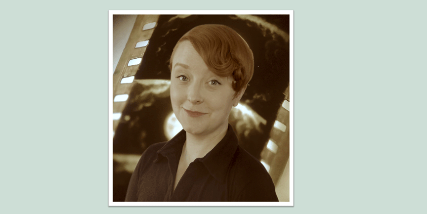 Clara Gustavsson, kvinna med kort rött hår, stylad i 50-tals look, med filmremsor i bakgrunden.