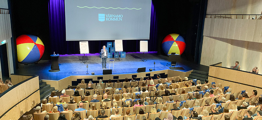 PG Wettsjö föreläser för kommunanställda i auditoriet i Gummifabriken.