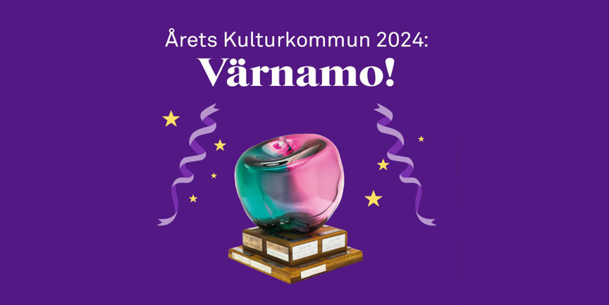 Texten "Årets Kulturkommun 2024: Värnamo! Bakgrunden är lila och är ett konstverk i mitten som föreställer ett äpple.