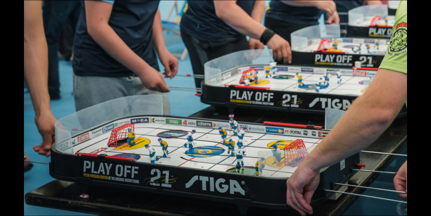 Ungdomar spelar bordshockey.