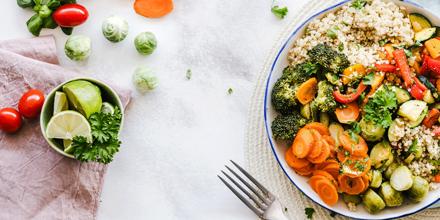 Olika grönsaker, morot, broccoli, brysselkål med mera på en tallrik.