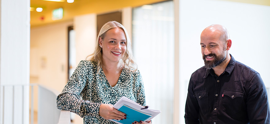 Två studenter från Campus Värnamo i Gummifabriken.