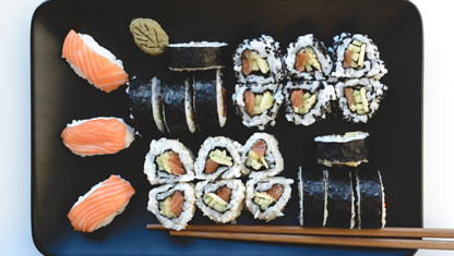 Sushi i olika former på tallrik