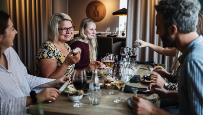 Restaurangsällskap på Tapasmarket