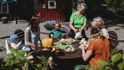 Fika i Apladalanes kaffestuga