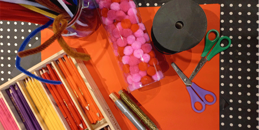 Färgpennor, saxar, piprensare, ståltråd och bommulsbollar.