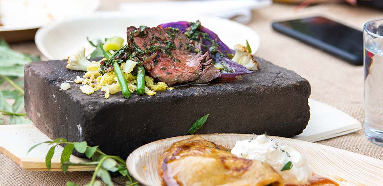 Varmrätt: Grillad högrev med chimmichurri och rostade grönsaker. Dessert:Pannkaka med grädde och en reduktion på äppelmust.