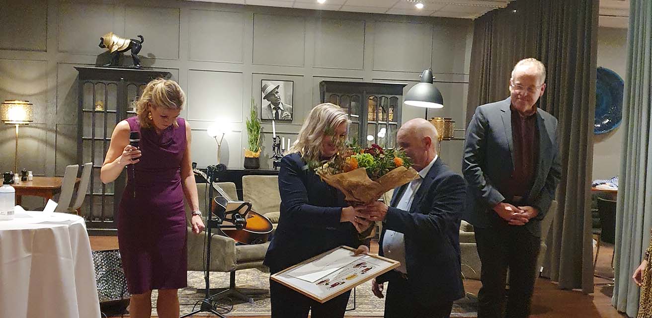 Sandra-Stina Vesterlund, vd Doxa Plast, tar emot utmärkelsen Årets tillväxtprofil från Värnamo kommun. Heidi Skov Ragnar, utvecklingschef, Ulf Svensson, kommundirektör och Gottlieb Granberg, kommunstyrelsens vice ordförande lämnar över priset.