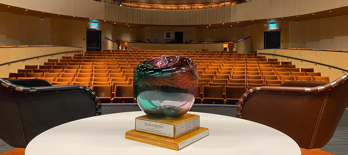 Glasäpplet för årets kulturkommun står på ett bord i auditoriet.