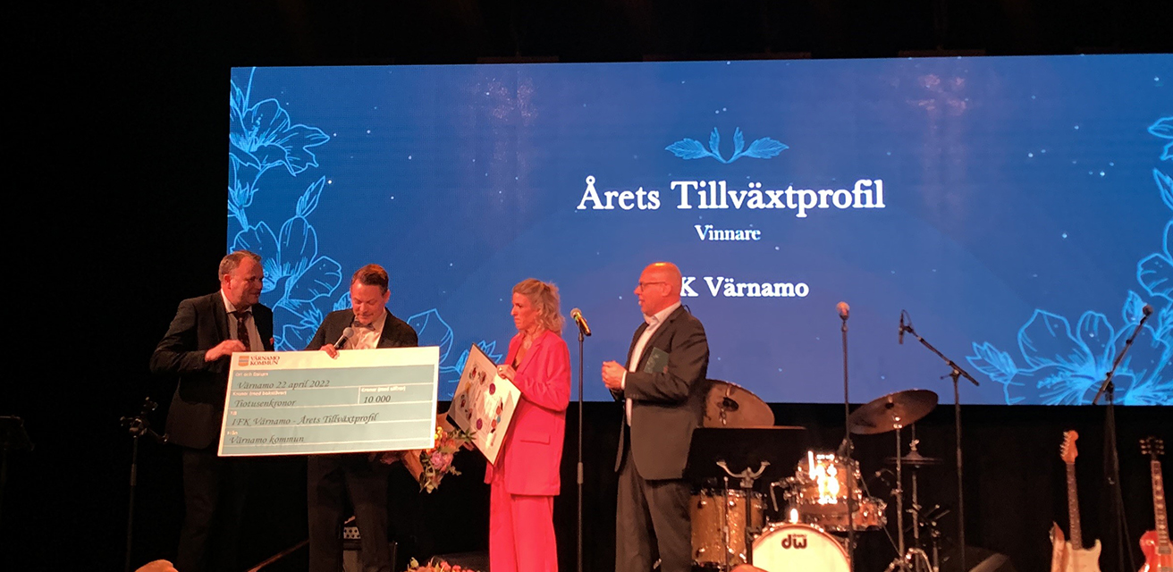 Årets tillväxtprofil IFK Värnamo tar emot priset på scen.