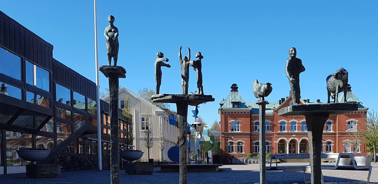 Konstverket Mäster Olof, som står på Kyrktorget vid Stadhuset i Värnamo.