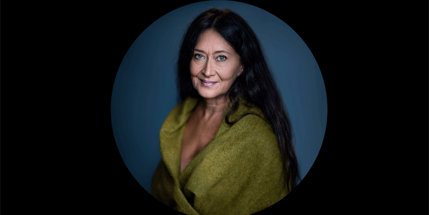 Porträttbild av Anna-Lotta Larsson, kvinna med långt svart hår.