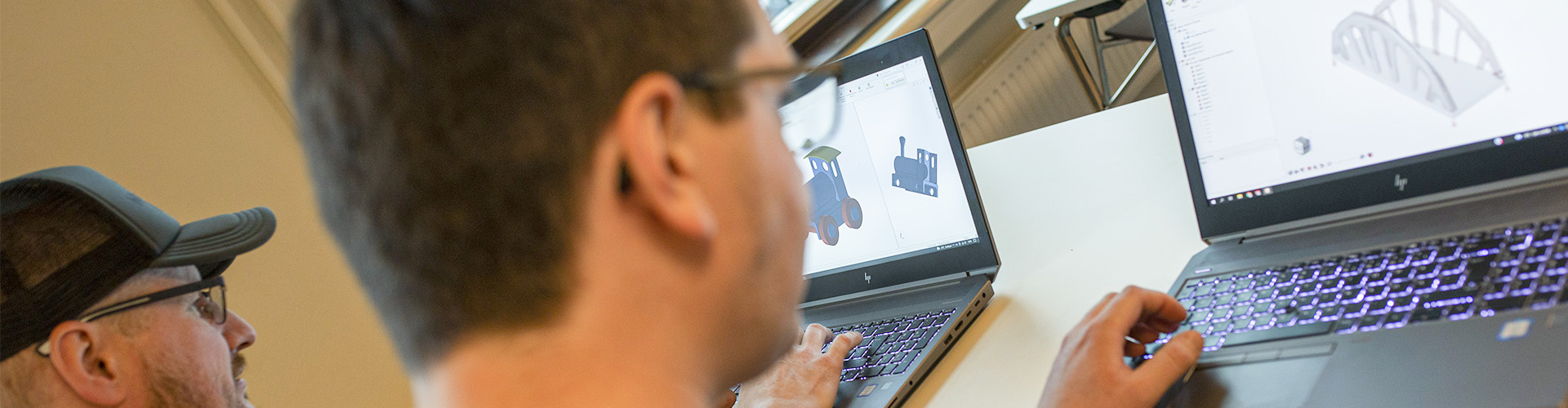 Två studenter jobbar med CAD.