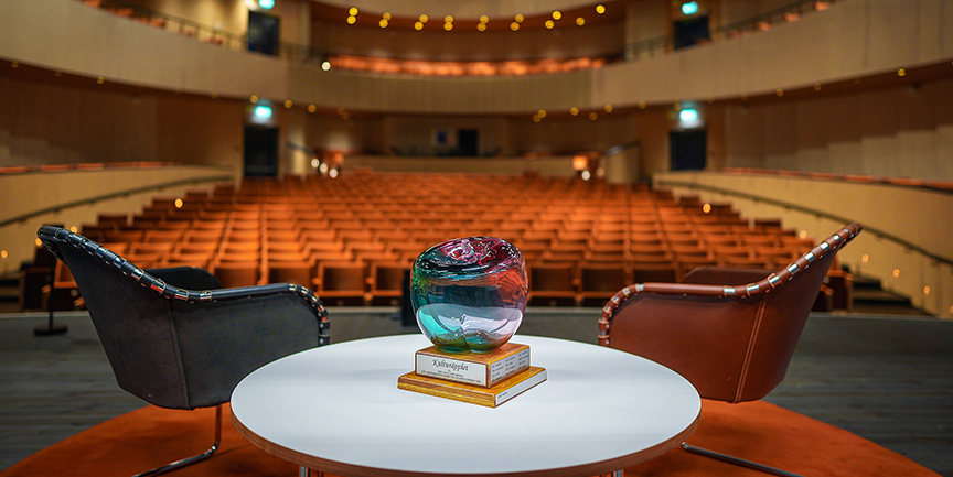 Kulturpriset står på ett bord i Auditoriet