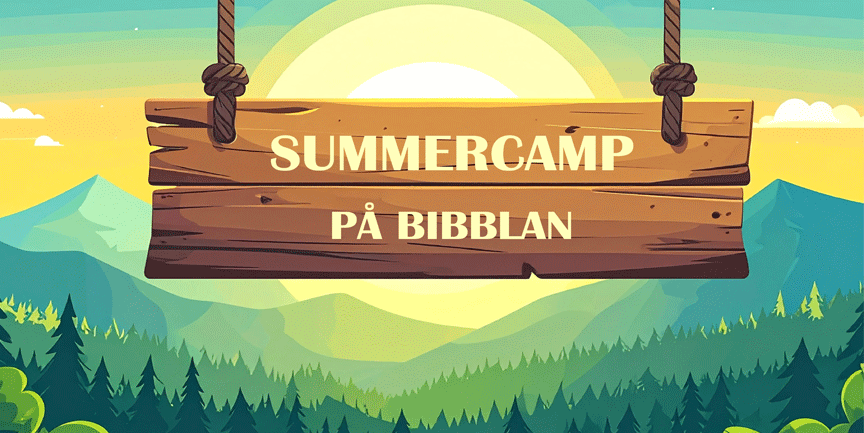Tecknad bild på en träskylt med texten summercamp på bibblan, solnedgång och träd i bakgrunden.
