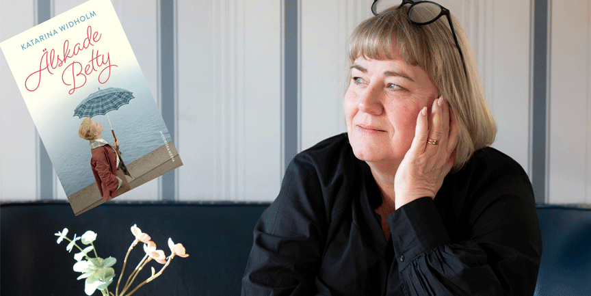 Katarina Widholm, kvinna i profil med axellångt ljusbrunt hår och glasögon, samt hennes bok "Älskade Betty".