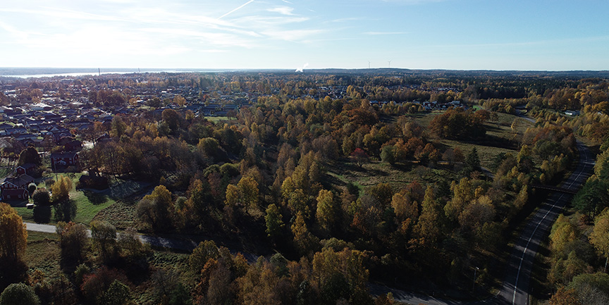 Flygbild över där Västhorjaskolan ska byggas, intill Sveavägen och Gröndalsleden i Värnamo.