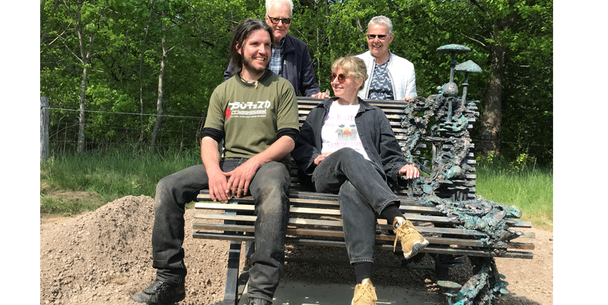 På bänken sitter Alexander Brandt som gjort bänkens bronsarbeten och konstnären Ellen Ehk Åkesson. Bakom bänken står donatorerna Thomas och Inga-Lill Börgesson.