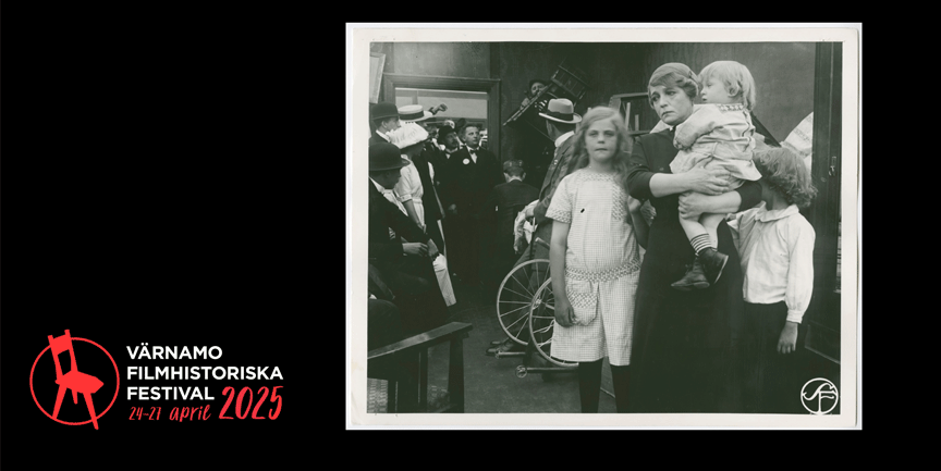 Filmaffischen för Ingeborg Holm, en svart, vit bild av en mamma och tre barn som ser ledsna ut. Många människor i bakgrunden.