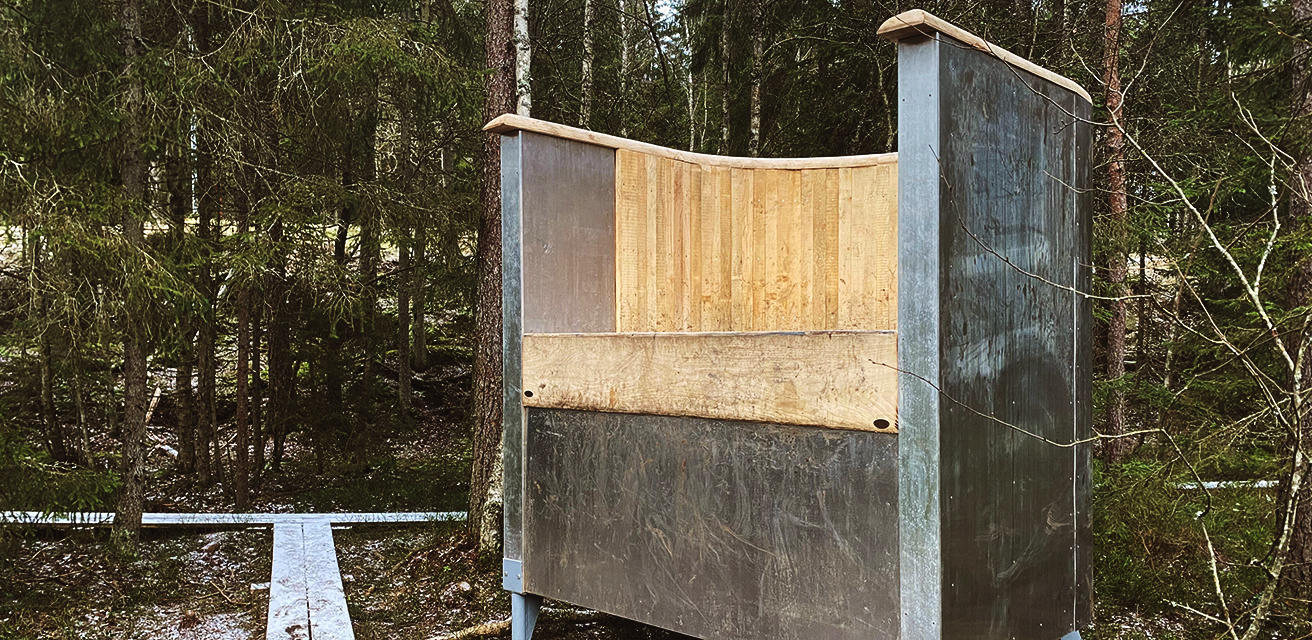 Mats Theselius kända stol Aluminium i skala 4:1, som finns i naturparken Lille Mosse, Borgen Outdoor.
