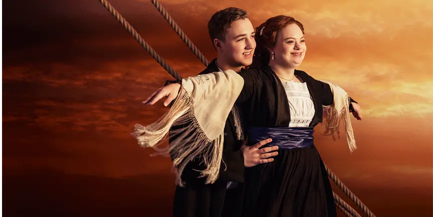 Miranda Johansson gestaltar Rose i filmen Titanic, står i fören på båten med armarna utsträckta.