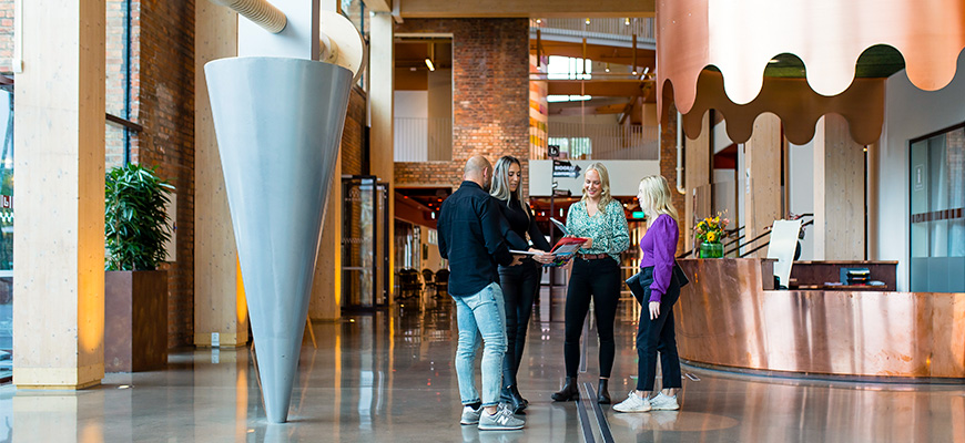 Glad student I biblioteket efter nya beviljade yrkeshögskoleutbildningar.