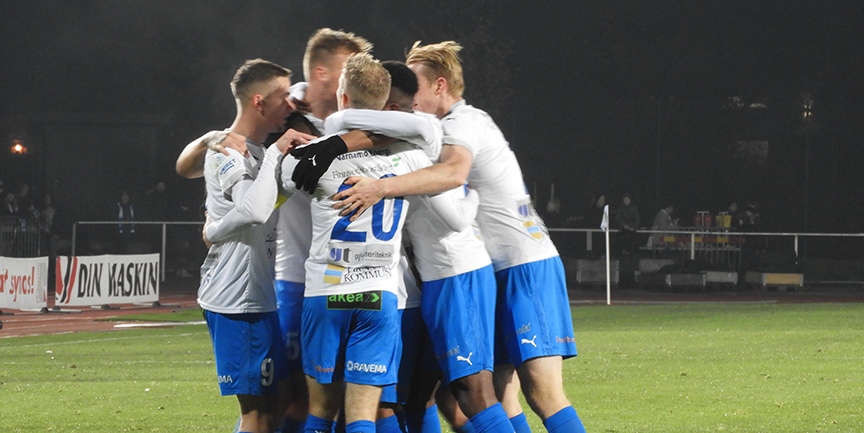 Fotbollsspelare i IFK Värnamo kramar varandra på plan.