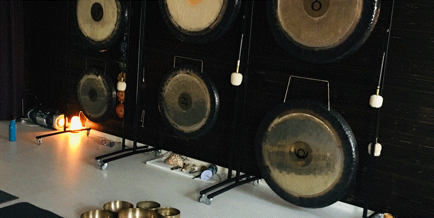 Olika gonginstrument, som klangskålar och gongar i olika storlekar.