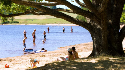 badande vid osudden strand