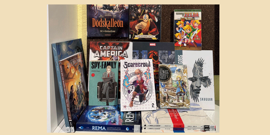 Olika serie- och mangaböcker i en hylla.