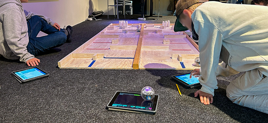 Barn som programmerar en robot i Teknikcenter på höstlovsaktivitet.