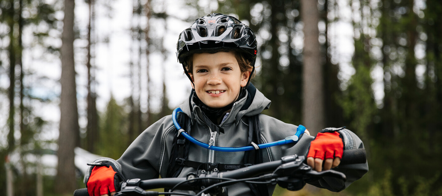 Pojke med cykelhjälm
