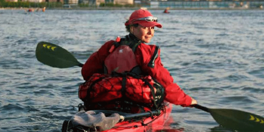 Renata Chlumska paddlar i en kajak.