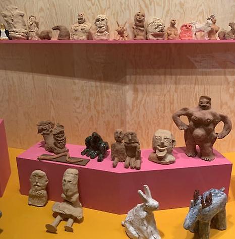 Konstverk lerstatyer