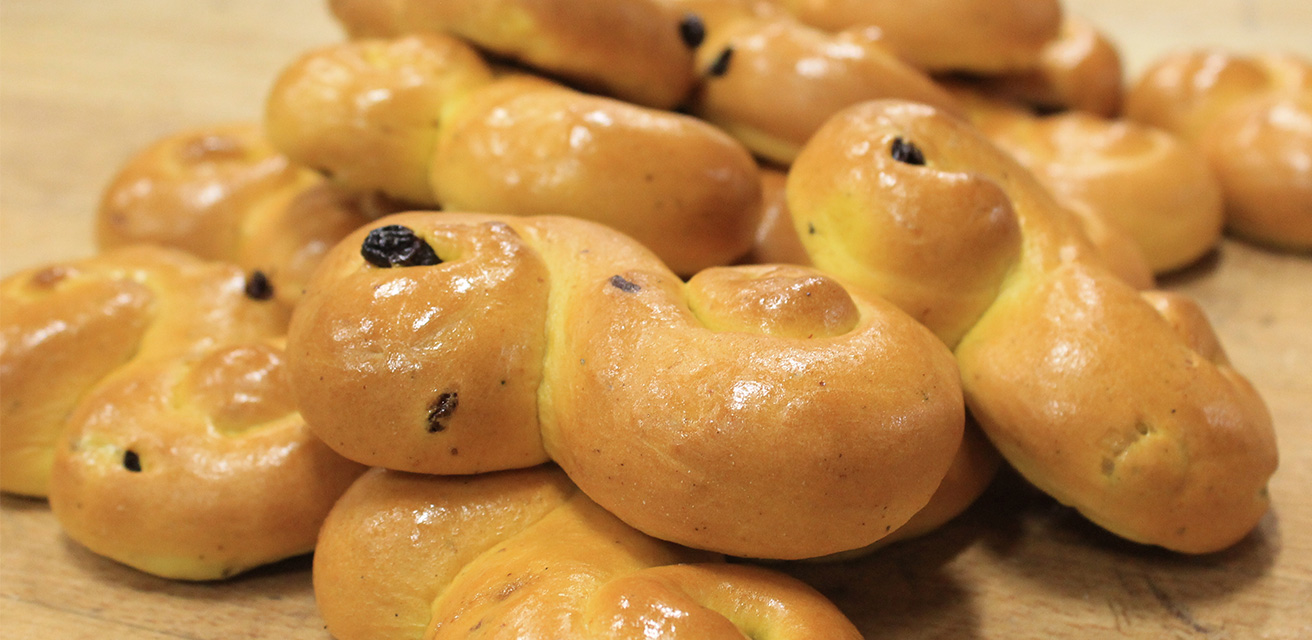 Närbild på nygräddade lussebullar