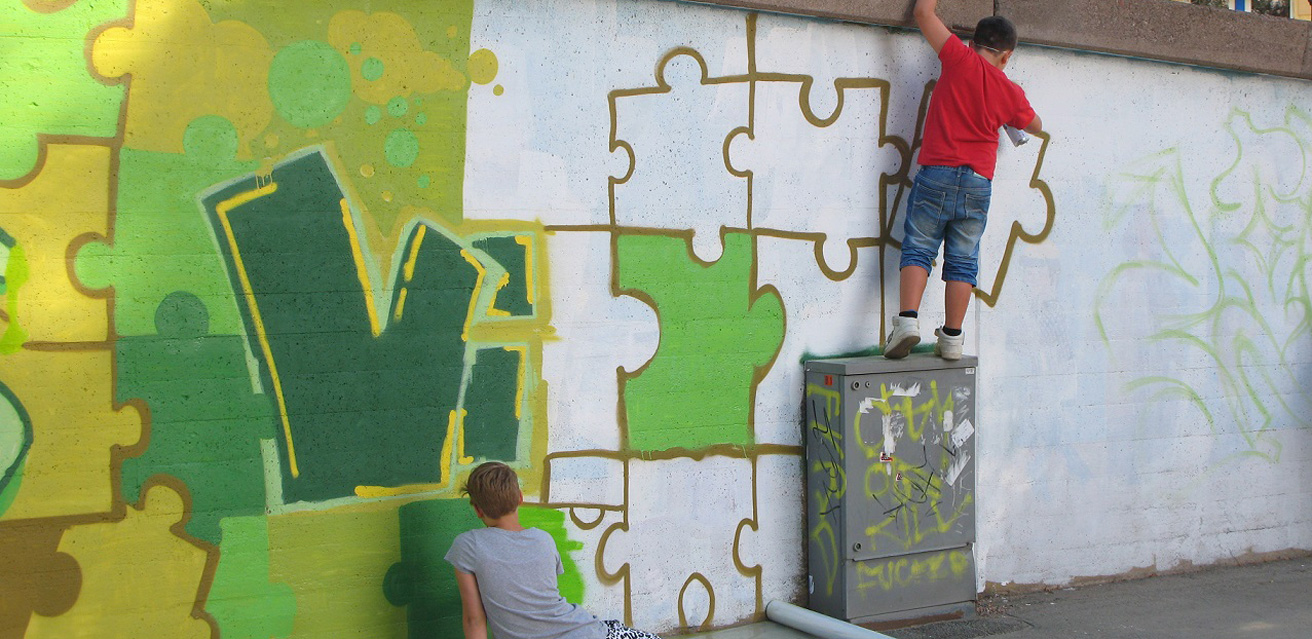Graffti-målning växer fram på viadukten i Värnamo