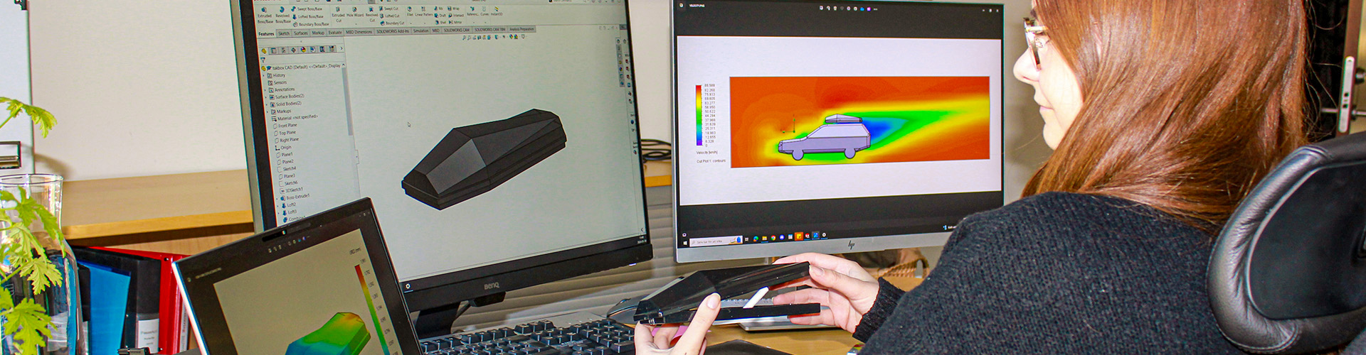 Två studenter jobbar med CAD.