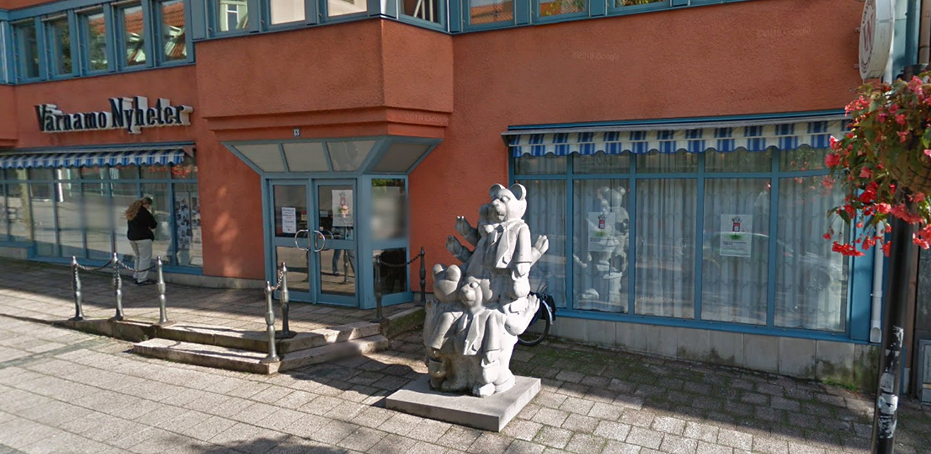 Nalle-knallarna står utanför Värnamo Nyheters lokal.