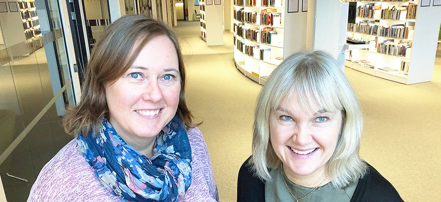 Bild på Hanna och Anna som jobbar på stadsbiblioteket i Gummifabriken.