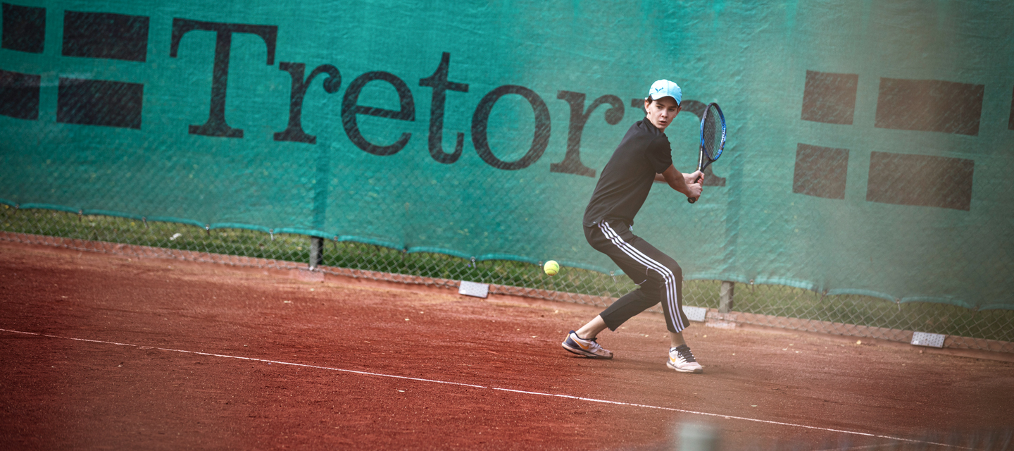 Tennis på grusplan i Bygga Racketcenter i Värnamo