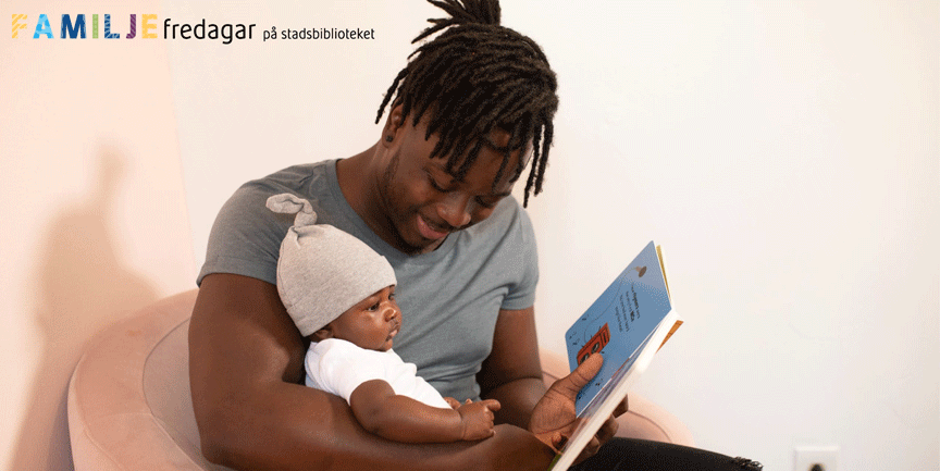 En man som läser en bok med en bebis i famnen.