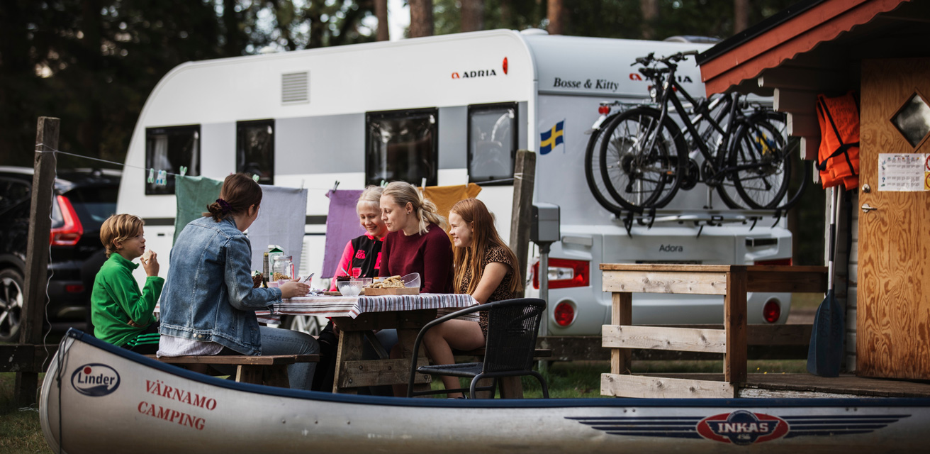 En familj äter frukost utomhus vid Värnamo camping.