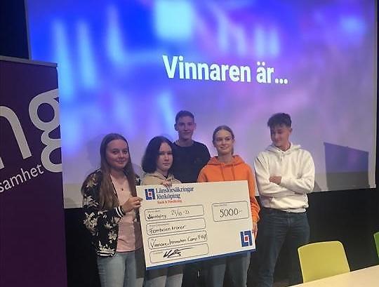 Elever som tar emot pris i InnovationCamp