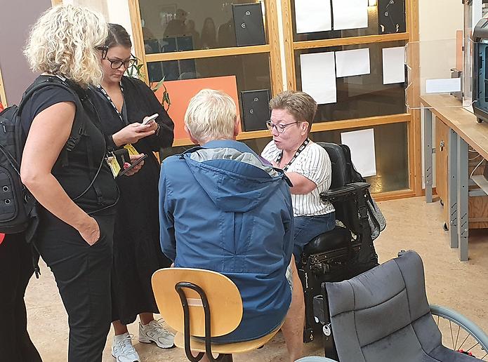 Stort mediauppbåd tillsammans med Ulrika som ska ha elrullstolen