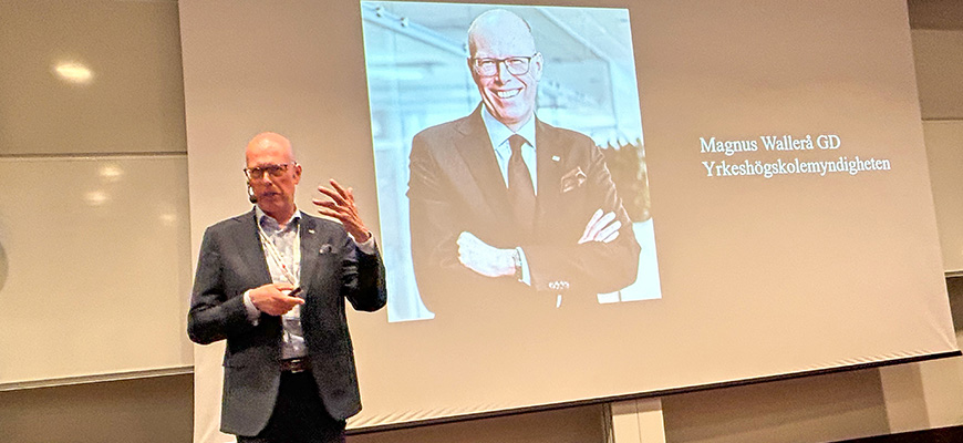 Tre personer ler in i kameran.